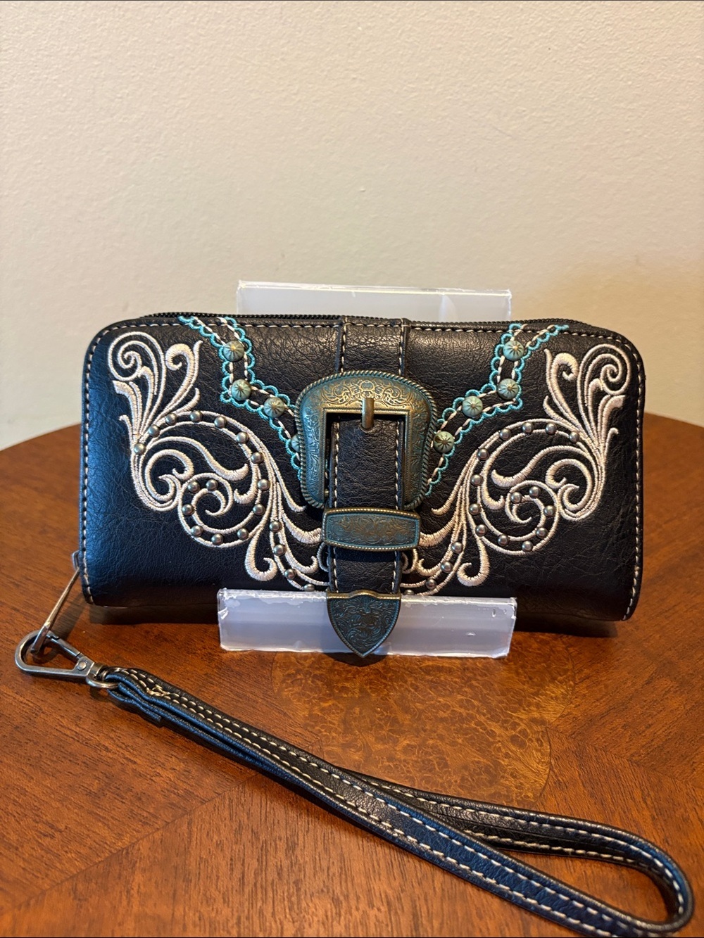 American bling  wristlet wallet
Black/aqua Embroidered /brass Buckle & hardware